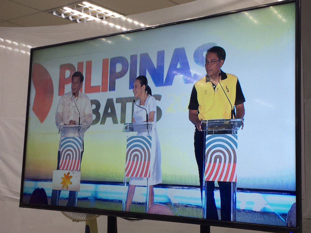 inquirerdotnet's tweet image. Three candidates on stage so far. Engaging in cheerful banter. | @MSantosINQ #VotePH2016 #PiliPinasDebates2016