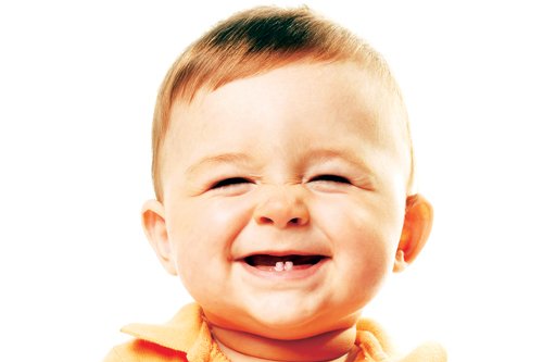 Первая улыбка ребенка. Малыш улыбается. Ребенок улыбается зубы. Дети смеются. Младенец смеется.
