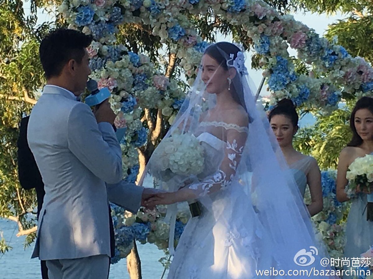 武侠天下 中華エンタメ情報 劉詩詩 リウ シーシー 呉奇隆 ニッキー ウー との挙式後に初めて雑誌のトップを飾る写真を撮影 T Co Mowsojeihy 劉詩詩 リウ シーシー T Co Imvsnfn7uw