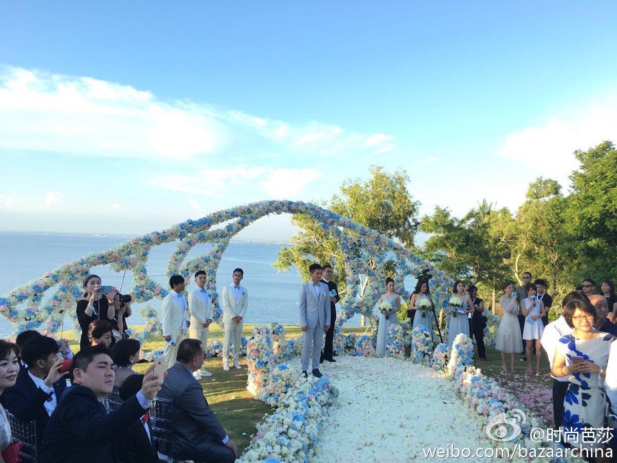 武侠天下 中華エンタメ情報 劉詩詩 リウ シーシー 呉奇隆 ニッキー ウー との挙式後に初めて雑誌のトップを飾る写真を撮影 T Co Mowsojeihy 劉詩詩 リウ シーシー T Co Imvsnfn7uw