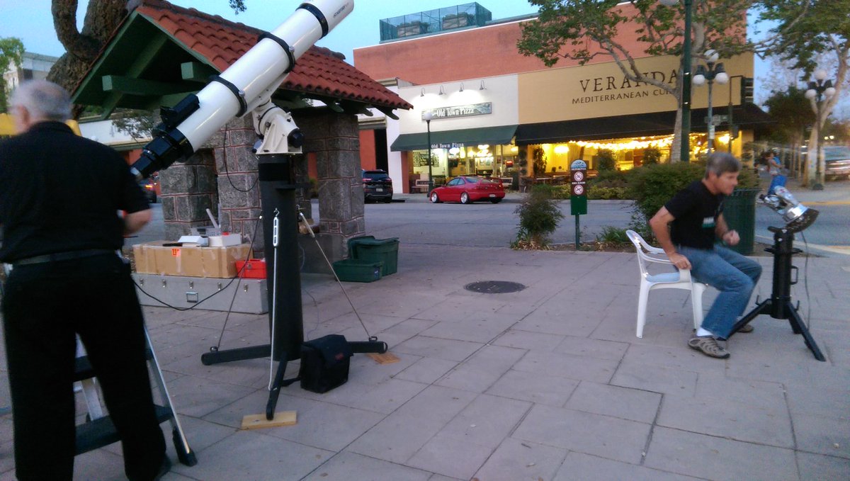 otastro's tweet photo. Moon + Jupiter + 200 visitors to the eyepieces in Monrovia tonight. Monthly Sidewalk Astro since 2004! https://t.co/QpXHcmjqiG