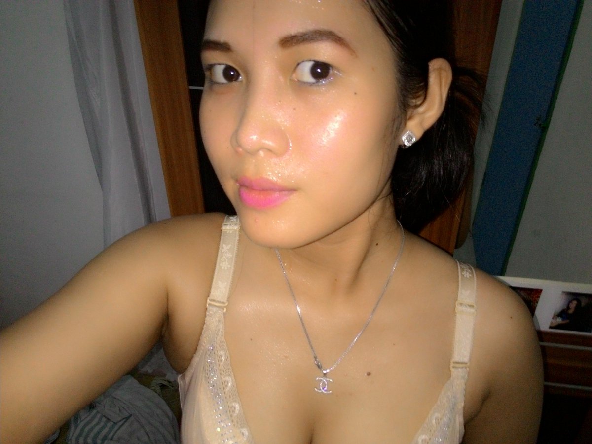 Stol ostidagi yoruglik oqishi fotosurati