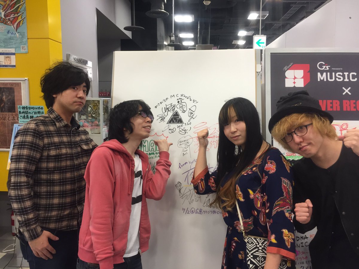 WHITE_ASH_band's tweet image. 続きましてタワーレコード広島店さんへ！！

「SPADE 3」のご挨拶と一緒にMUSIC CUBEの特設パネルにもサインを書かせてもらいましたよ( ´ ▽ ` )ﾉ

ありがとうございました！

#SPADE3
#WHITEASH