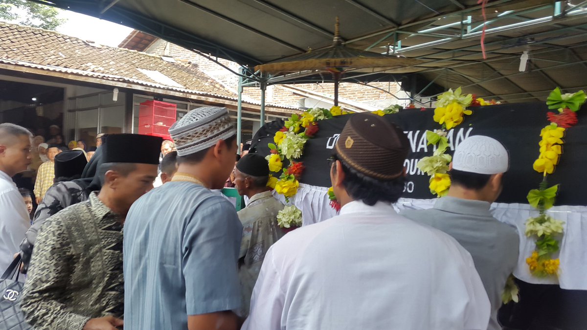 DPRDKabMagelang's tweet photo. Ketua DPRD @ianmenoreh14  saat upacara pemakaman sdr. JOKO PURNOMO. SE anggota DPRD kab magelang F Gerindra https://t.co/mC9p5JlJMh