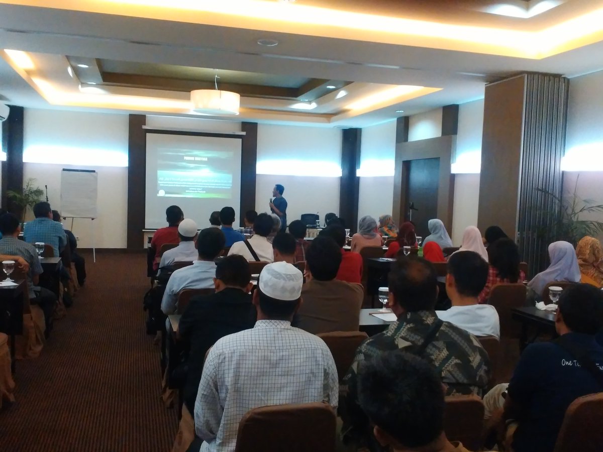 Edi_Herbal's tweet photo. Seminar memiliki hunian syariah. Hotel sofyan right now..trmaksih RT nya mas @JayaYEA  barokah buat mas.. https://t.co/ugewfyIkdm