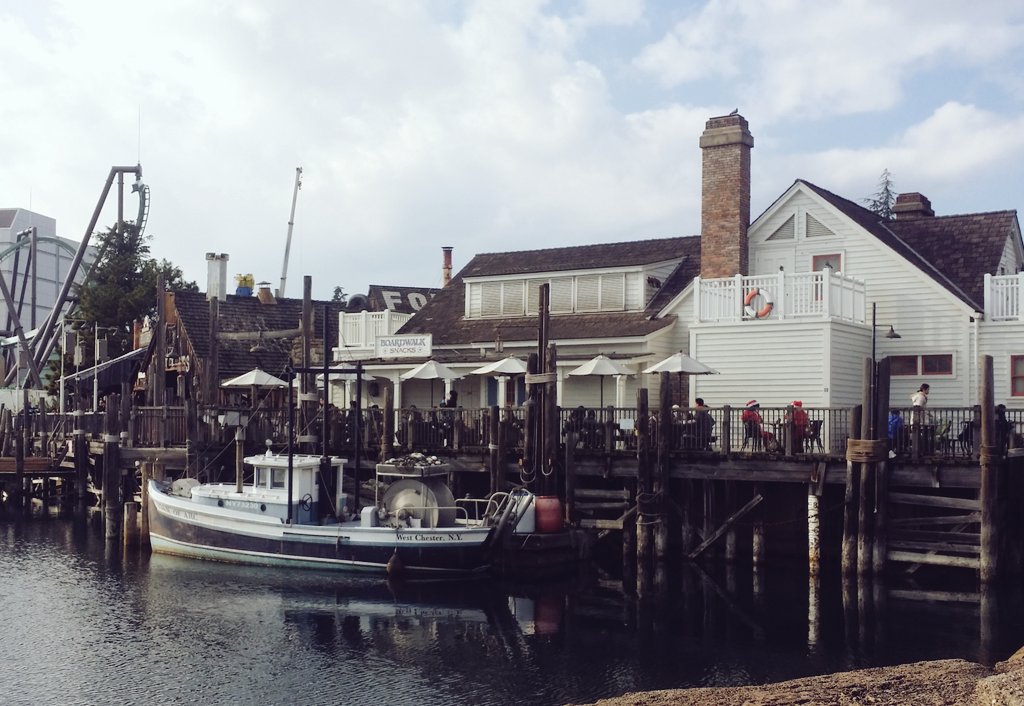 Usj Fan のどかな風景が広がるエリア アミティビレッジ 木造の建物が多く おしゃれなテラス席もあり 落ち着いた雰囲気が漂っています 造船場跡地もあり 少し昔の港町の風景を堪能できるエリアです Usj T Co Czyay7wvy7