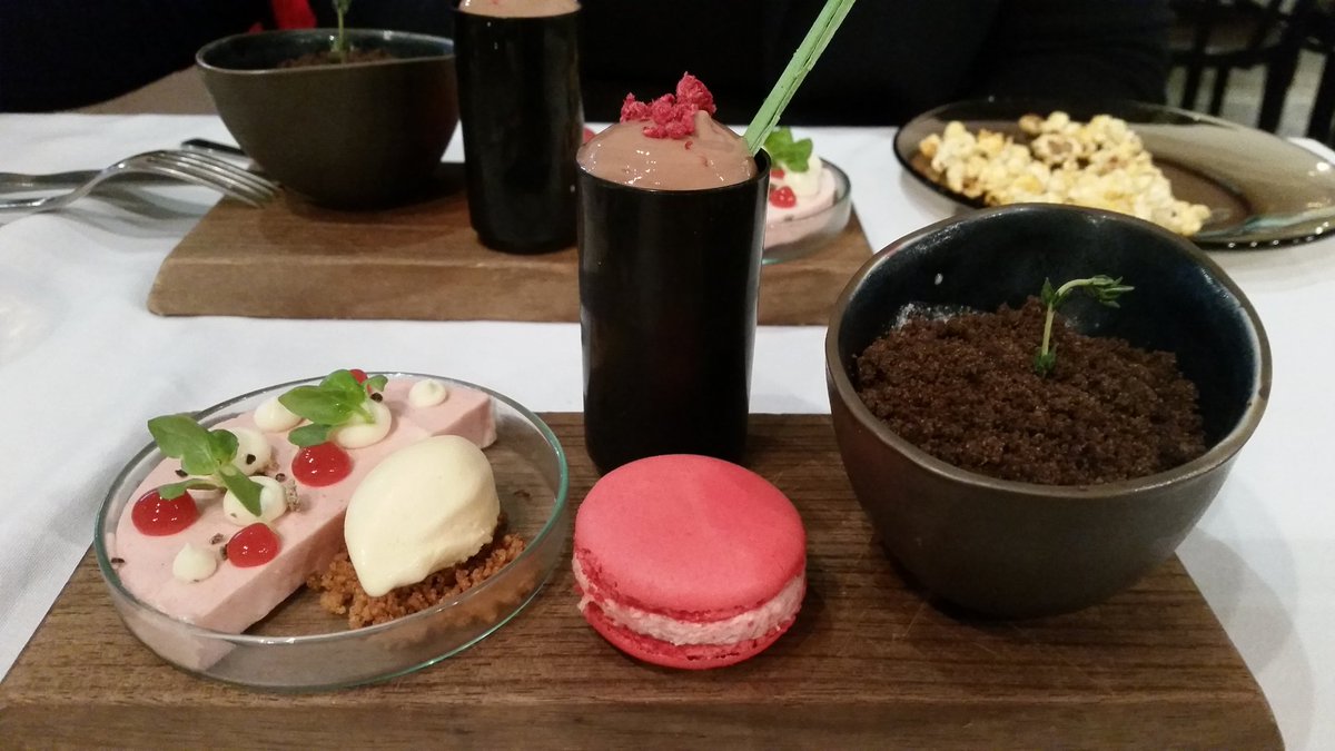 siekys's tweet photo. Omg #fancynance. Amazing food and company https://t.co/QPeL3luVbc