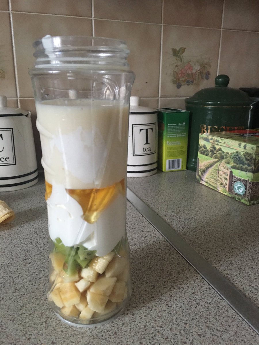 CoachFoxy's tweet photo. Great start to Sunday #healthy #breakfast #banana #kiwi #GreekYogurt #Honey #SoyaMilk #LeadByExample #TeamUDB https://t.co/JOSzDCrkfz
