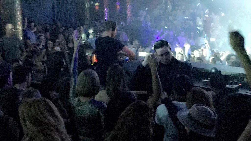 TaylorSwiftFV2's tweet photo. Taylor at Calvin's party! https://t.co/qvH10NXSq0