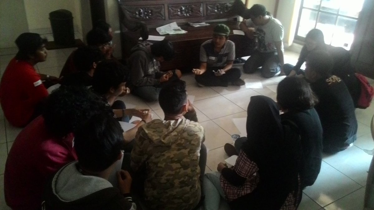 Para peserta saat ini dibagi ke 4 kelompok, tugas mereka buat ngegambarin tokoh idola mereka #ILP