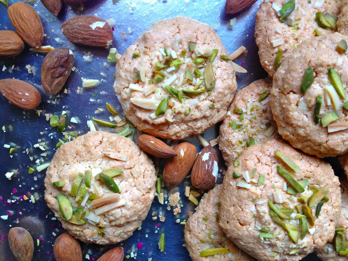 MaryamSinaiee's tweet photo. Persian #almond and pistachio #macaroons to celebrate the Persian New Year (#Nowrouz #noruz ). https://t.co/4qhqAskwoN