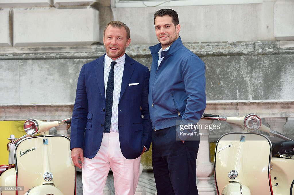 ウタ 個人的にカヴィルお兄さんのプレミア系イベントの服装で何故そうなったno 1はfilm4フェスでの 動物園の飼育員 みたいなハリントンジャケットです 飼育員さんです 隣は園長です T Co Zkb0xg9k2j