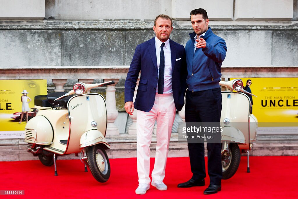 ウタ 個人的にカヴィルお兄さんのプレミア系イベントの服装で何故そうなったno 1はfilm4フェスでの 動物園の飼育員 みたいなハリントンジャケットです 飼育員さんです 隣は園長です T Co Zkb0xg9k2j