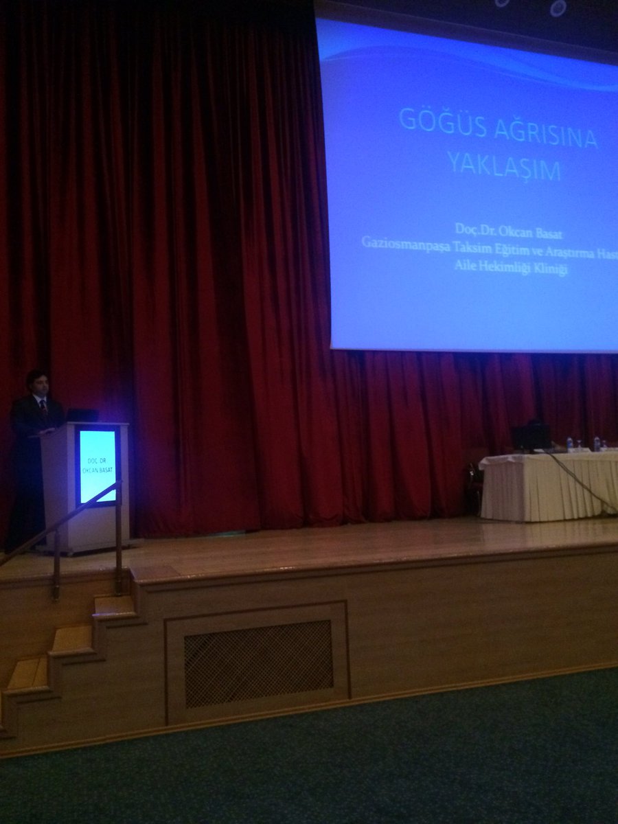 Doç.Dr. Okcan Basat 'Göğüs ağrısına yaklaşım' konulu konuşmasını yapmak üzere kürsüde..