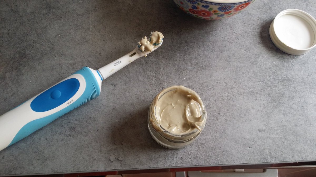 Mathgolla's tweet photo. Produits Flore de Saintonge=20 € pour plus d'1 kg de dentifrice 👏 1e test=😆👍 #UnMoisSansSupermarche https://t.co/oKw68AAi9X