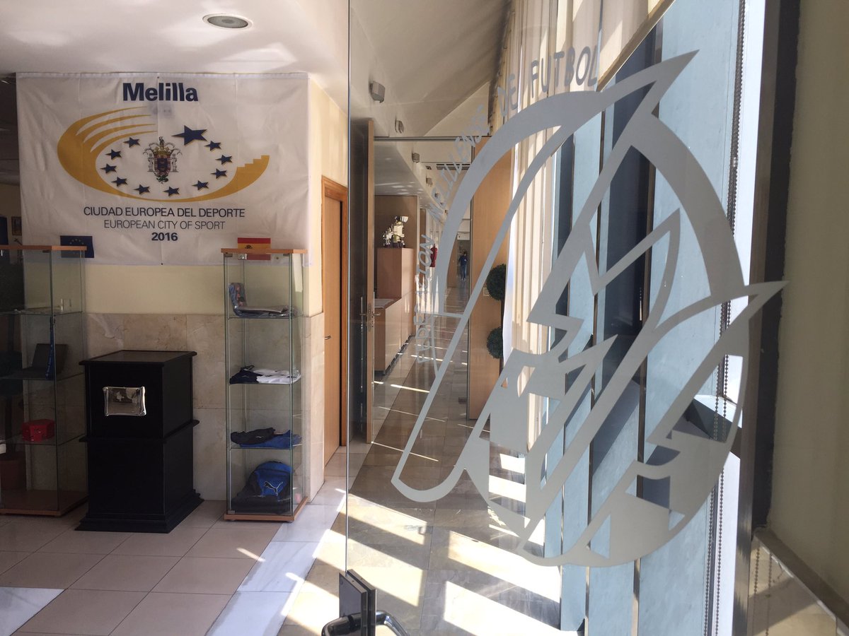 La @FMF_MELILLA luce en su entrada la bandera de Melilla Ciudad Europea del Deporte 2016.