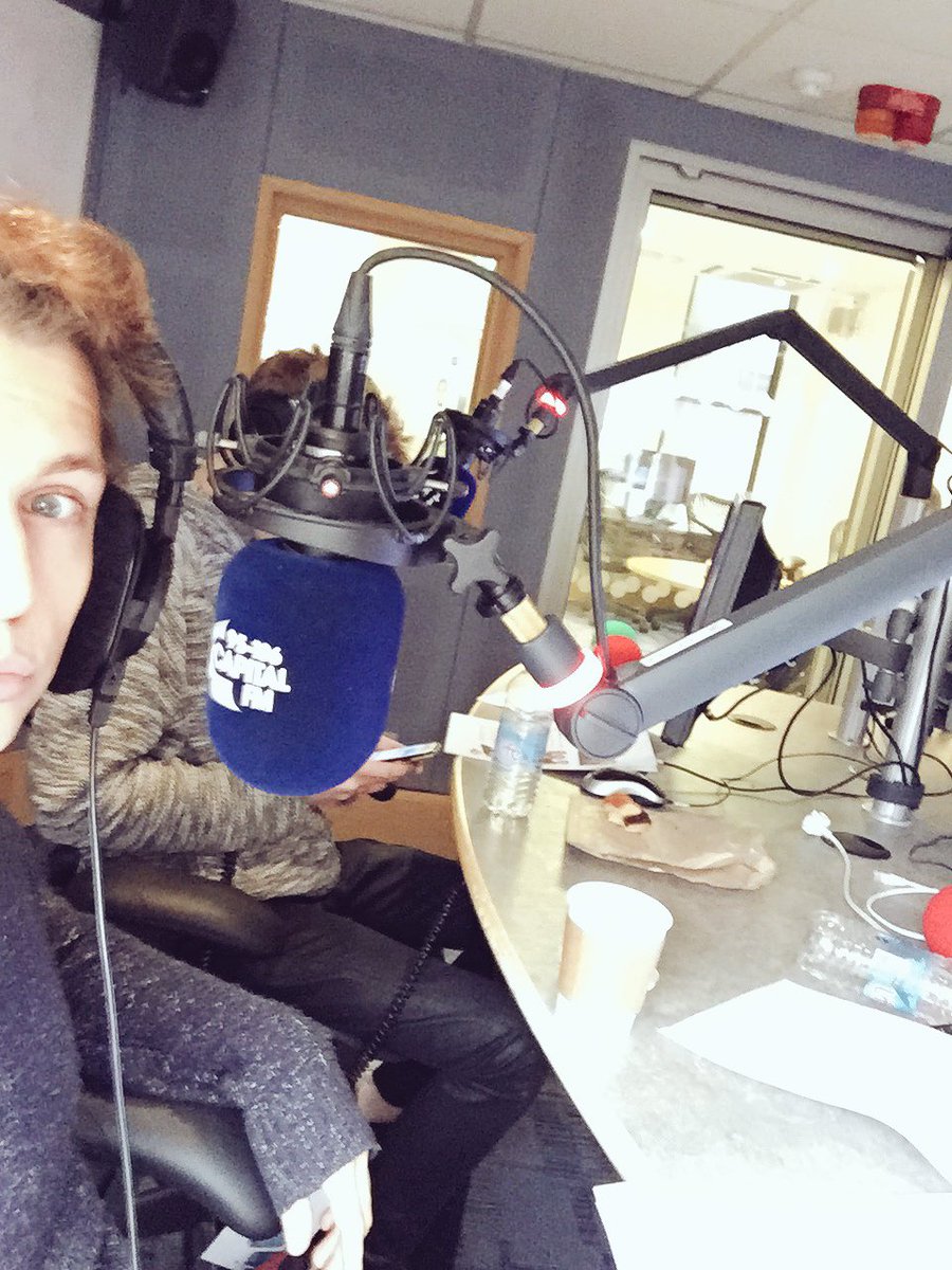 TheVampsJames's tweet photo. Promoting the new single! :) https://t.co/xnB2UNdHcN