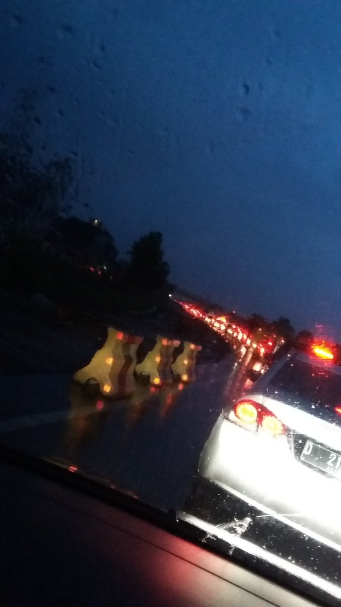 sherry_licious's tweet photo. 18.06 #lalinBDG til moh.toha arah kopo macet parah, ada yg tau knp?

@infobdg @PRFMnews @lalulintasBdg https://t.co/lwAz1ViGW4