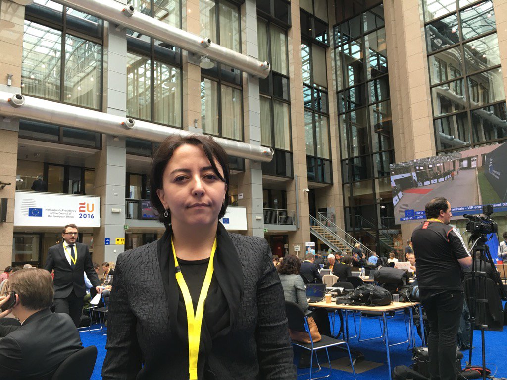 grispastor's tweet photo. Ue#Turquia la redactora jefe del @todayszamancom @SevgiAkarcesme pide en Bx derecho a 1pregunta en la rueda dprensa https://t.co/bvCOHTw5Tw