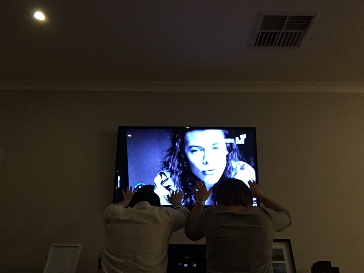 KRe666666's tweet photo. #fr1Day with @delladirection - smashing wine and 1D ft @Harry_Styles 🙌🏼 https://t.co/tfQPe8xtir