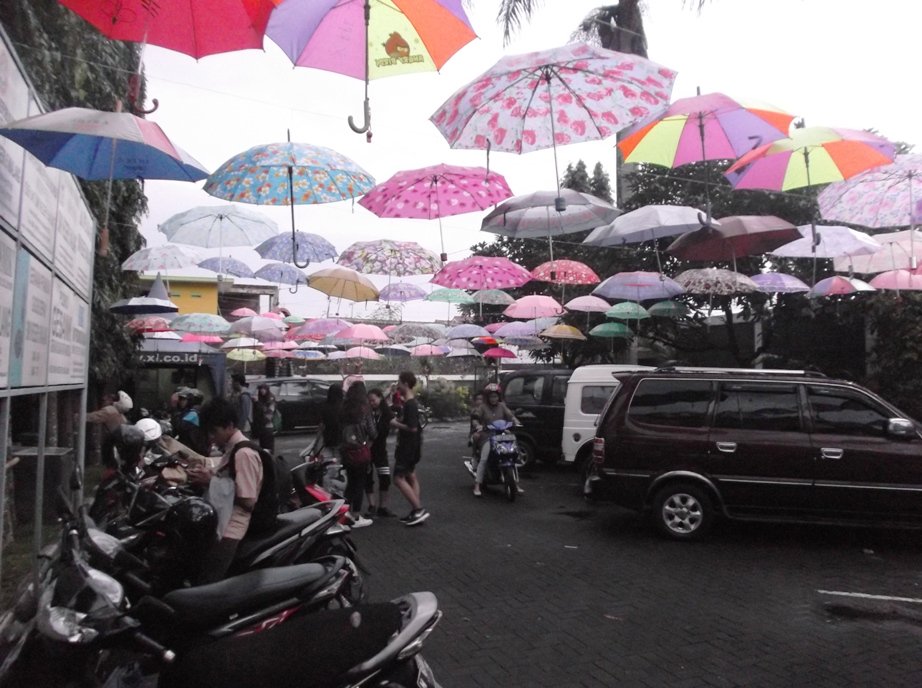ngeriii ada payung terbang di colorfull vohisma <a href="/eventmalang/">Event Malang</a> <a href="/ELFARAFM/">98.6 ELFARA FM Malang</a> #vohisma