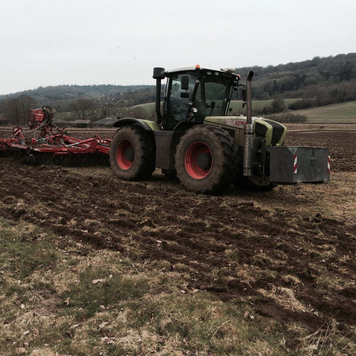ManorFarmWotton's tweet photo. Leaving great width field margin #wildlife #GreatBritishFarming #arable16 @RedTractorFood @HORSCHUK https://t.co/Ycsp6bpz5l