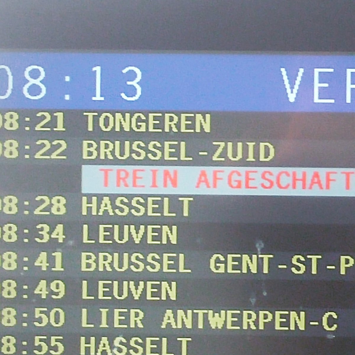 HanneloreV's tweet photo. @NMBS en we zijn weer vertrokken. Een P-trein afschaffen in de spits. Goe bezig! #elkedagietsopdezelijn https://t.co/MWSRN0NloU