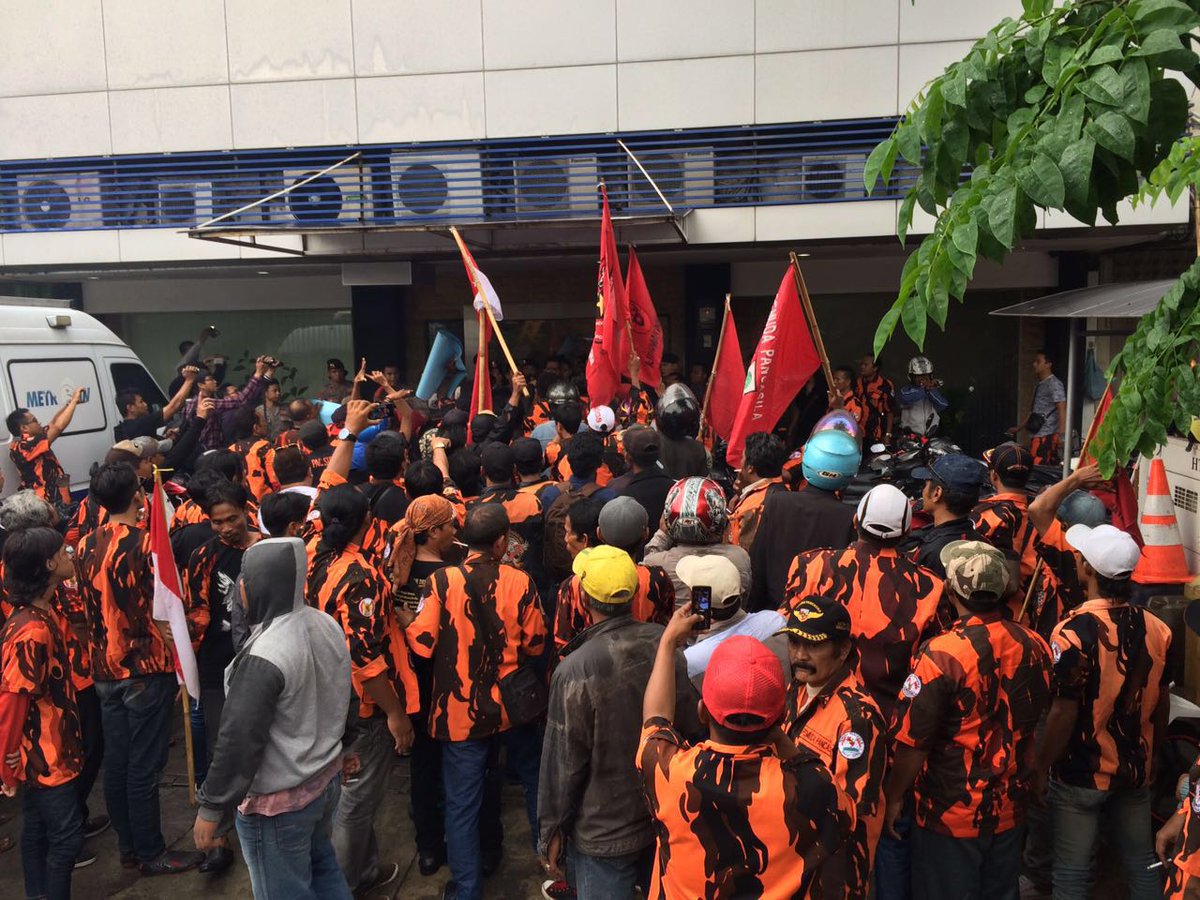 Ormas PP geruduk Metro TV Surabaya gara2 berita ttg Nyalla.