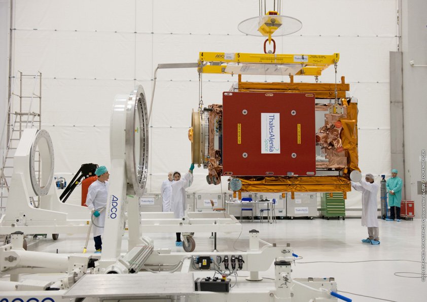 wakka44's tweet photo. RT @CNES: Le sat #Sentinel1B arrivé au Centre Spatial Guyanais a été sorti de son conteneur. Lancement le 22 avril ! https://t.co/sTgWEsWN0a