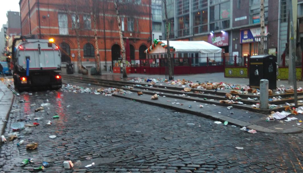 thejournal_ie's tweet photo. The morning after: This is what Temple Bar looked like first thing today https://t.co/dHD3sEwmrJ https://t.co/tGbV1Bbaua