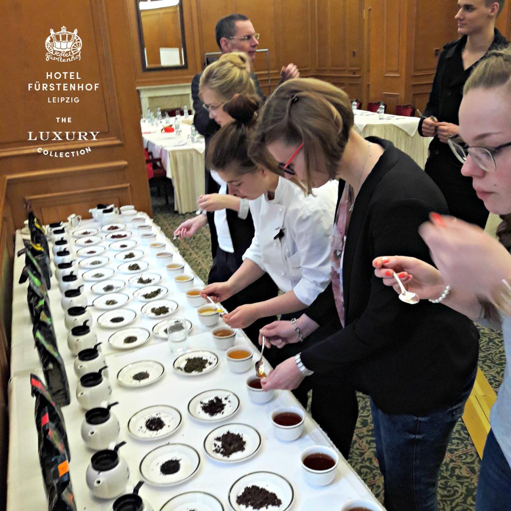 FuerstenhofLEJ's tweet photo. #Teatime @#FuerstenhofLeipzig! #Teeschulung #Azubis @JJDarbovenIE #azubiswelcome #probierengehtüberstudieren https://t.co/75IV2y2Lfp