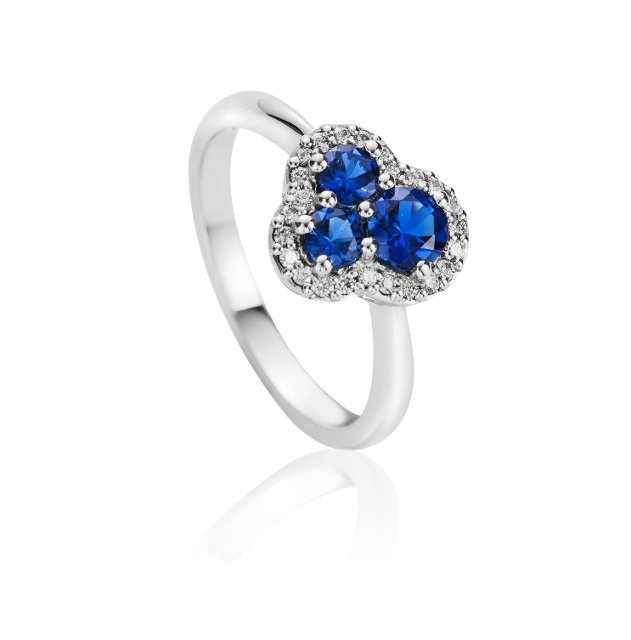 ctroughton1's tweet photo. New favourite ring #commission Heirloom #sapphires platinum &amp; diamonds #onthebenchtoday #bespoke #jewelleryenvy https://t.co/erUJF8aIYT
