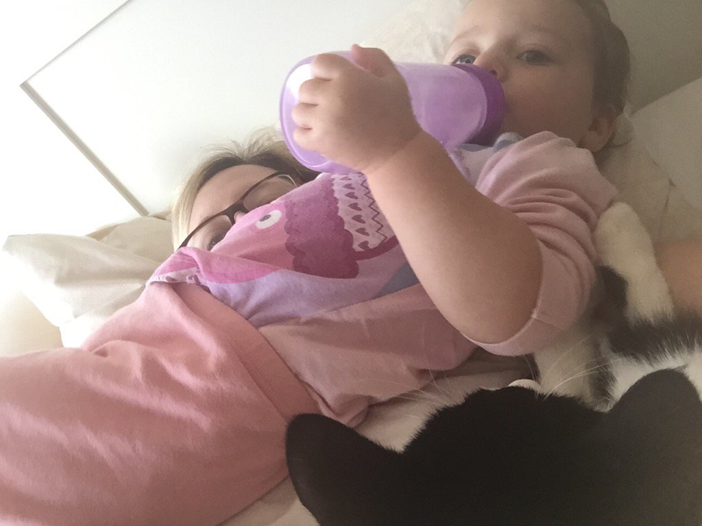 TMP_90's tweet photo. Daisy has the whole bed to lay on and this is where she sits. #lifeofamummy #goodmorning https://t.co/wCAZ7Z6K1P