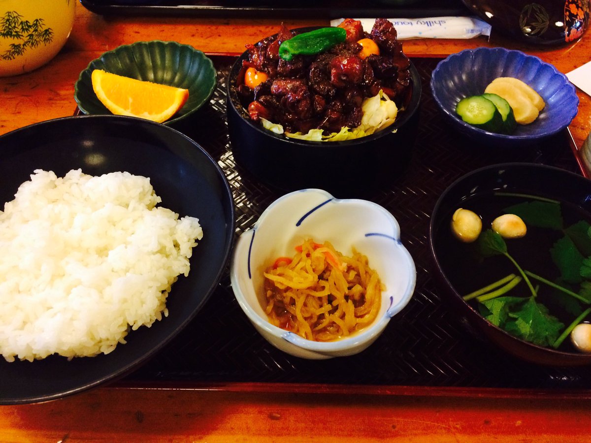 majime003's tweet photo. 朝からスタッフの方と合流したものの手違いでバスに乗れず次のバスに乗った。バス会社の優しい対応で降りた所からタクシーに乗せてもらった！
美味しいご飯を食べて、流れや設営のお手伝い！
明日が楽しみやー！(^^)

#空想学園
#アキコス https://t.co/mfJeDDWdBb