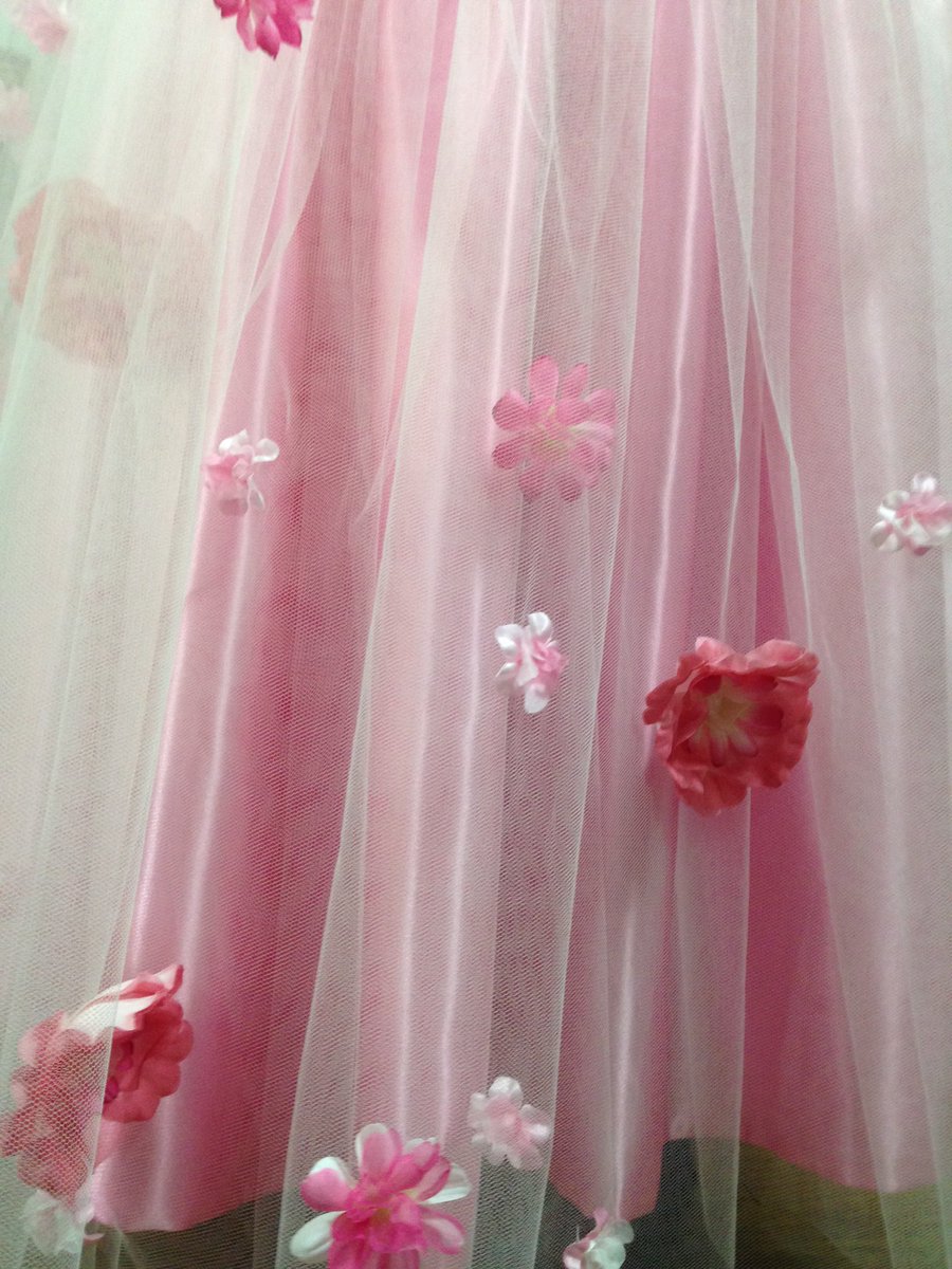 久下じゅんこ Twitter वर 造花ほとんど付け終わりました O 首まわりはネットにガーランド状に付けたらドレスに縫い付けます ソーイング 子どもドレス T Co 5z34gj1nme