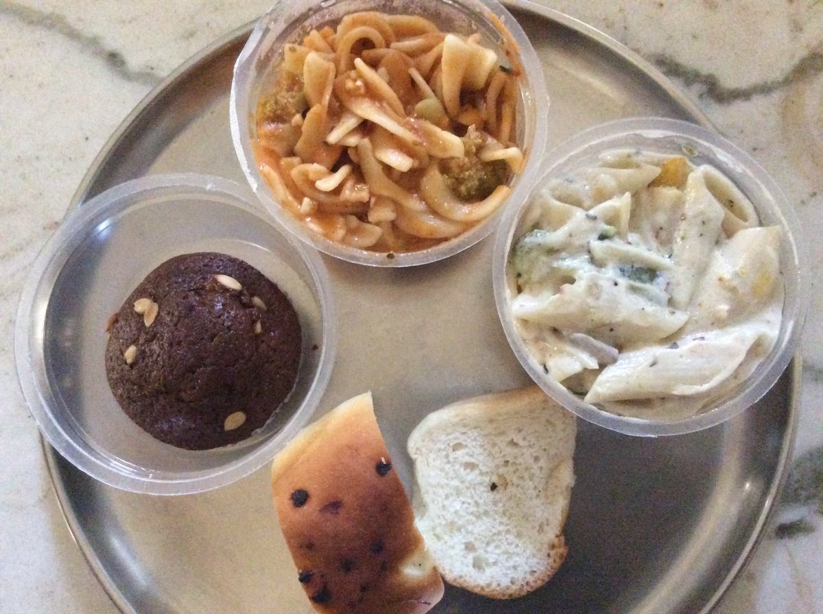 mehulgohil's tweet photo. Eyes went wide open &amp; I said...Mamma Mia! Italiano. 😬 Focaccia bread, with 2 Pastas &amp; a yum cupcake. #SpiceBoxing https://t.co/Vc4iA0fIPI