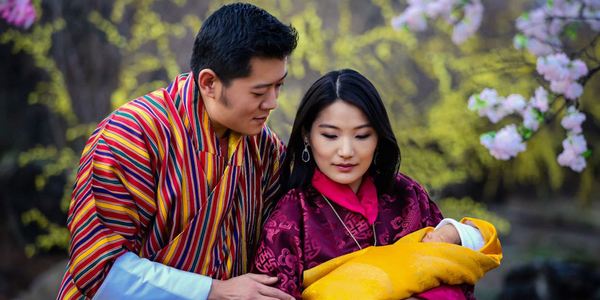 greenMe_it's tweet photo. Il #bhutan pianta 108 mila alberi per festeggiare la nascita del #royalbaby (foto) - https://t.co/OHL2VAf86c https://t.co/HPKwB7v69D