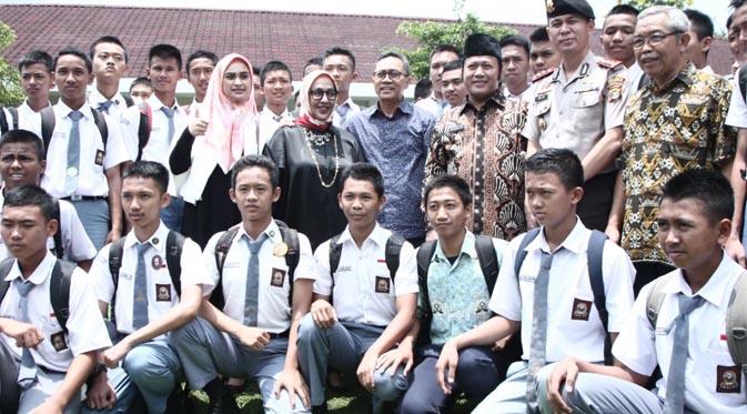 Pulang Kampung, Ketua MPR Kunjungi Sekolah Kebangsaan di Lampung
bit.ly/1pxTL85