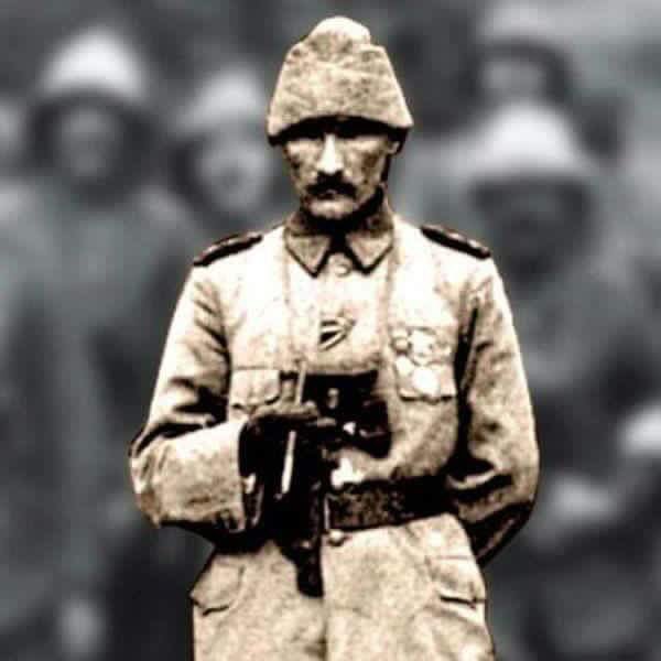 yenergunes's tweet photo. "Atatürk 1915'de nerede" diyene bu fotoğrafı gösterin! Çanakkale'de, dimdik ayaktaydı! Çanakkale, Mustafa Kemal'dir! https://t.co/gvyQSNWp8q