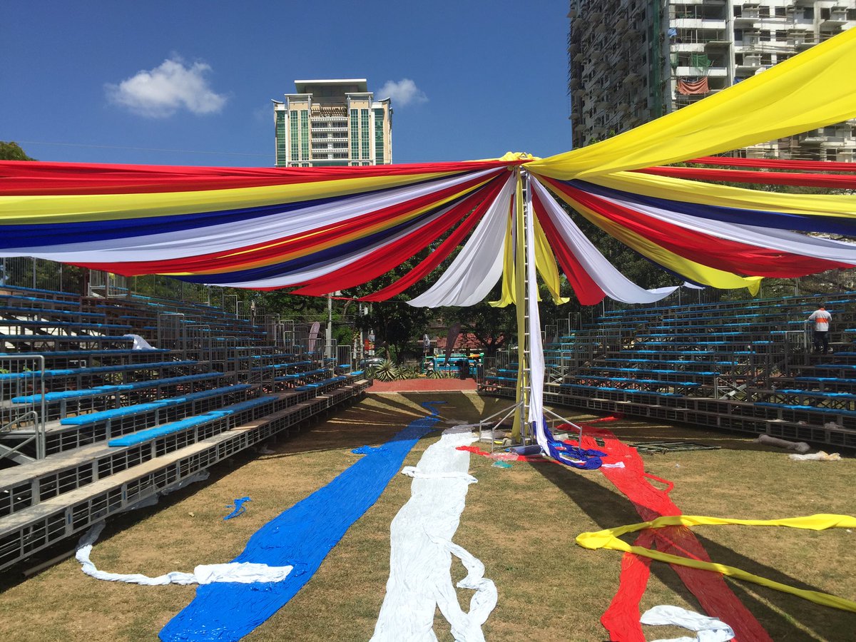 wiseUPCebu2016's tweet photo. Current set-up of UP Cebu Grounds in line with the preparations for the 2nd Leg of the #PiliPinasDebate2016. https://t.co/b3XNjNlxKK