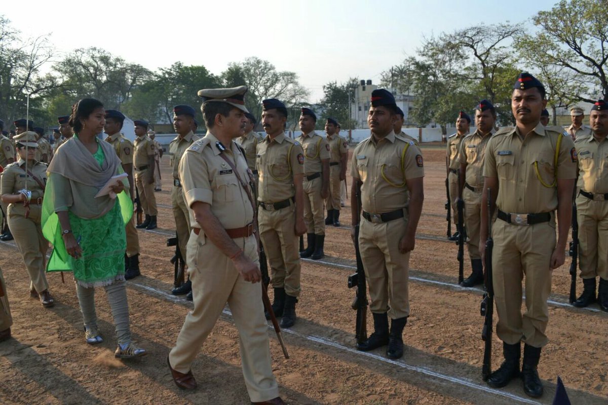 परभणी वार्षिक तपासणी दरम्यान परेडचे निरीक्षण