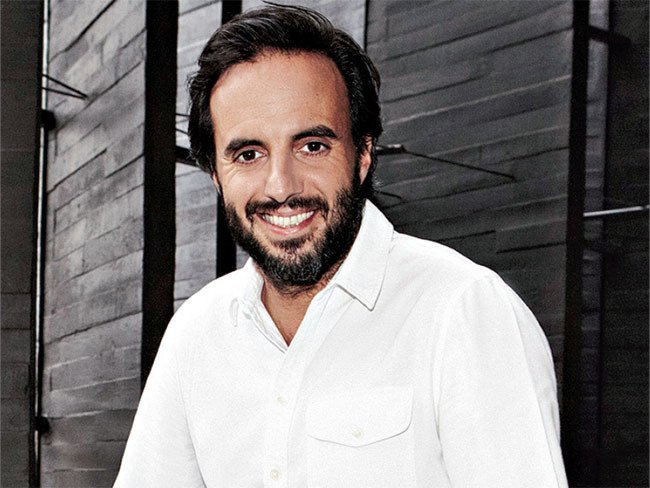 ModistCo's tweet photo. Is a store without product the store of the future? @farfetch redefines the rules of retail https://t.co/pVLKRPirIN https://t.co/ZsfOMlQOsw