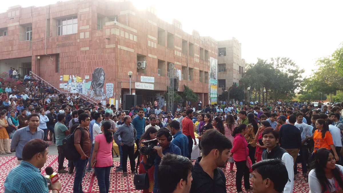 PatrioticVirtue's tweet photo. The crowd at #JNUAdminBlock waiting @AnupamPkher ji, @vivekagnihotri ji, @ashokepandit ji for #BuddhaInATrafficJam. https://t.co/uPcoAzzCD7