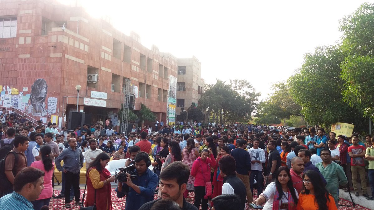 PatrioticVirtue's tweet photo. The crowd at #JNUAdminBlock waiting @AnupamPkher ji, @vivekagnihotri ji, @ashokepandit ji for #BuddhaInATrafficJam. https://t.co/uPcoAzzCD7