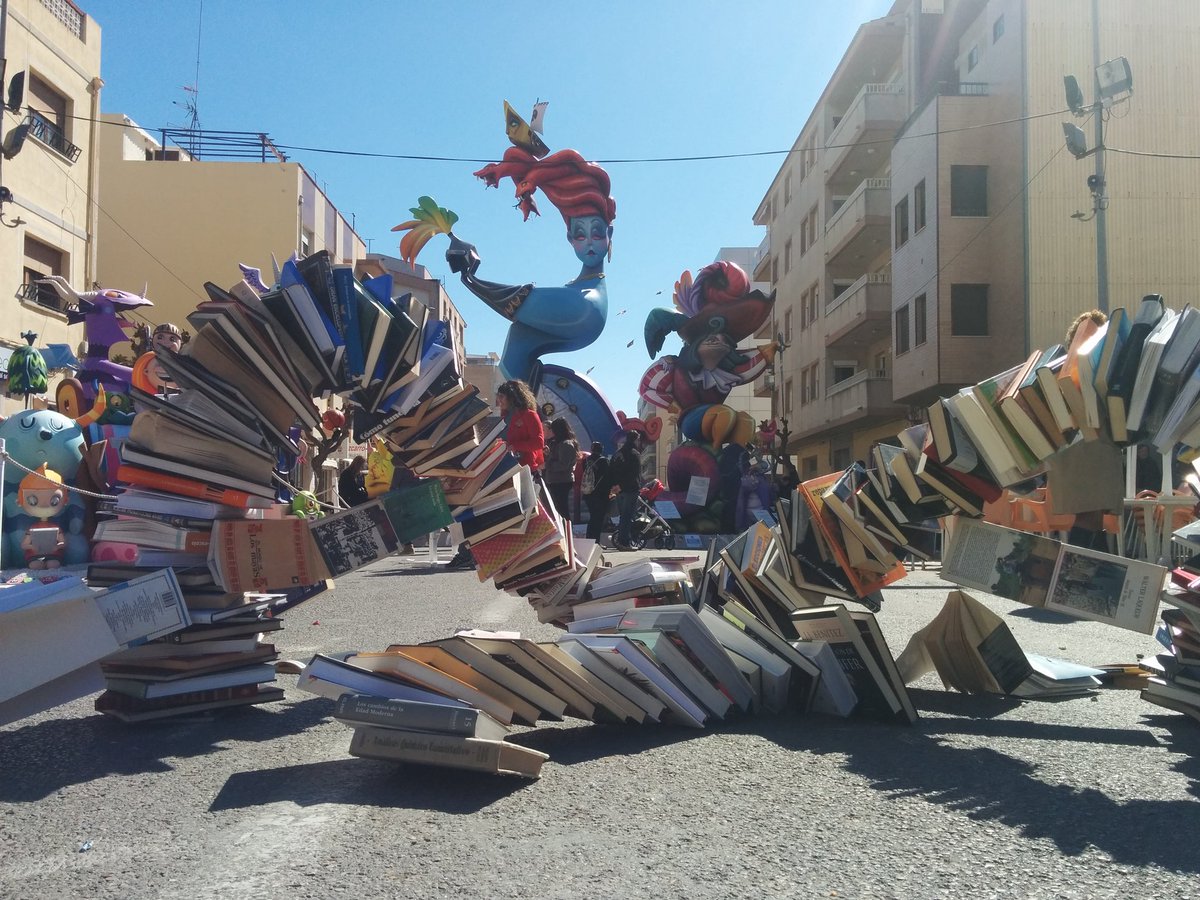JosepLl_Segura's tweet photo. Llibres.
@FallaBenicarlo
#BenicarlóenFalles
#FallesUNESCO https://t.co/LTMQISApvc