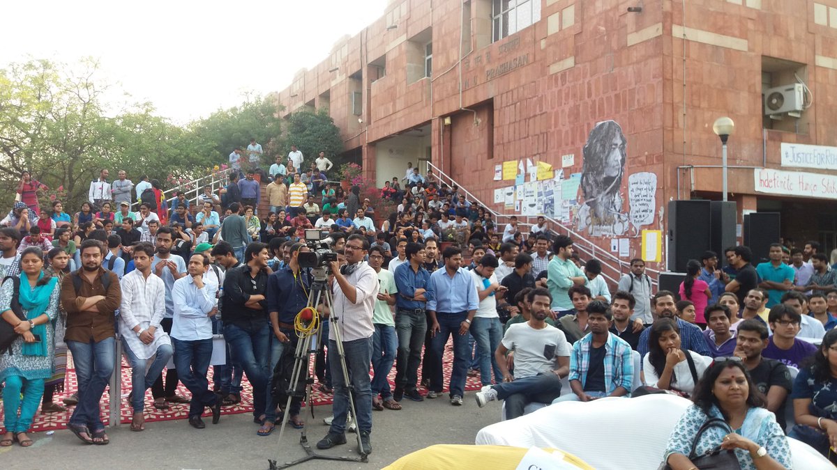 PatrioticVirtue's tweet photo. The crowd at #JNUAdminBlock waiting @AnupamPkher ji, @vivekagnihotri ji, @ashokepandit ji for #BuddhaInATrafficJam. https://t.co/uPcoAzzCD7