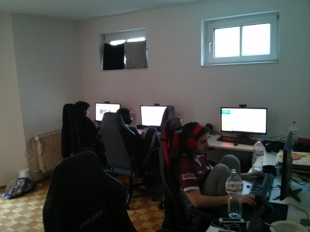 UOLdad's tweet photo. @unicornsoflove So what do you in the morning after winning a game? Prepare for the next one. #earlybirdtraining. https://t.co/JNhBgbfK14