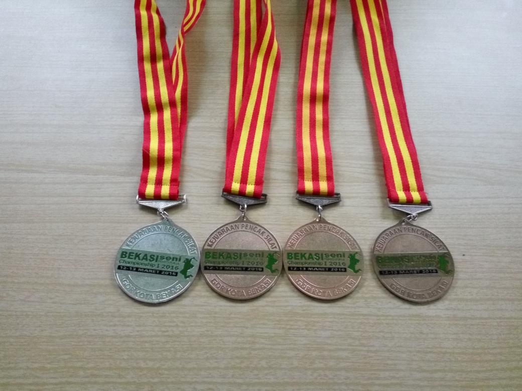 smkkbm2's tweet photo. Ini dia perolehan medali SMK KBM 2 cab. Pencak silat seni maen pukul tk. Kota bekasi. https://t.co/62IrEq2jkV