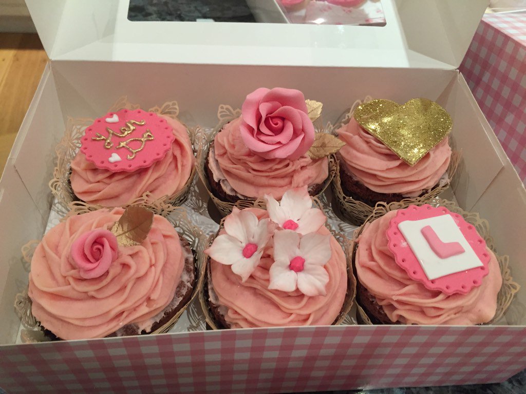 Busy busy busy! surprise hen do cupcakes! Shhh don't let on to the bride to be
#hendo #cake #weddingvendor #london
