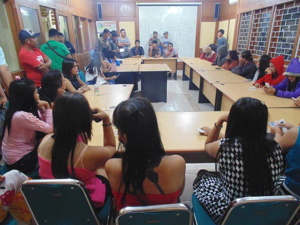 Razia Pekat, 57 Karyawan Kafe Diamankan Satpol-PP Padang m.valora.co.id/berita/3445